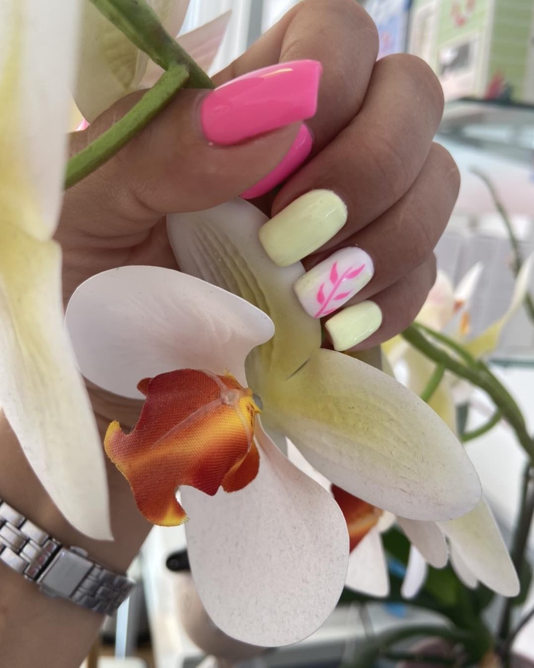 Servicio de manicura de varios colores