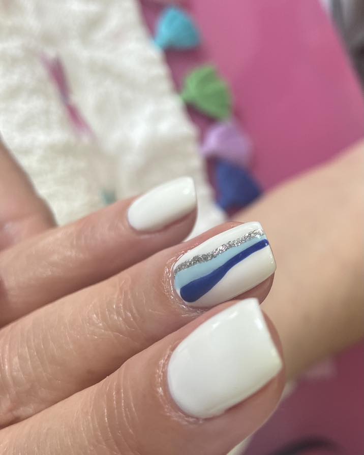 Manos con diseño personalizado blanco azul y plateado