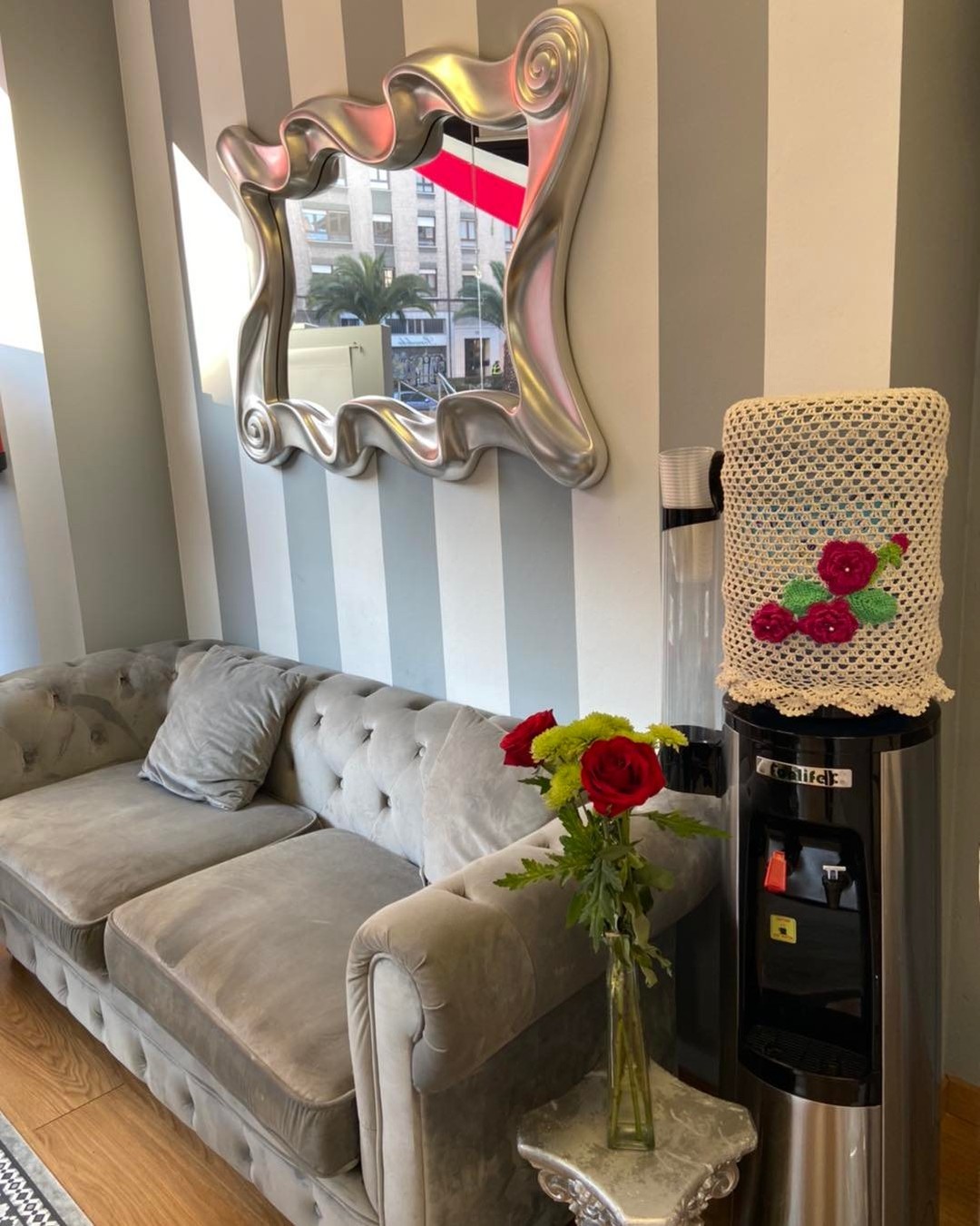 Interior centro estética coqueta sala de espera